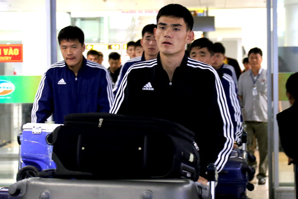 Tuyển Triều Tiên đặt chân tới Hà Nội, sẵn sàng 'thử lửa' với Việt Nam ảnh 4