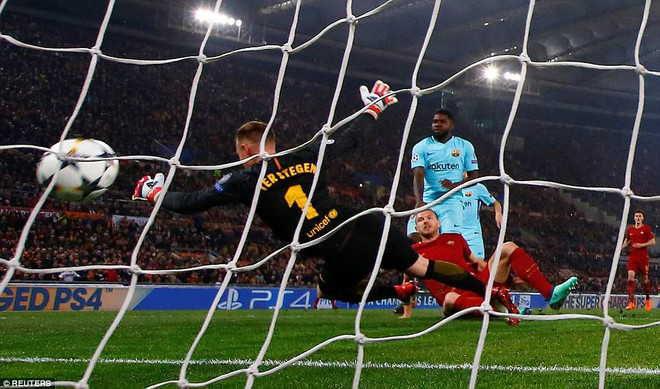 Dzeko mở tỷ số cho AS Roma. (Nguồn: Reuters) AS Roma tạo địa chấn khi đá bay Barcelona khỏi Champions League ảnh 2