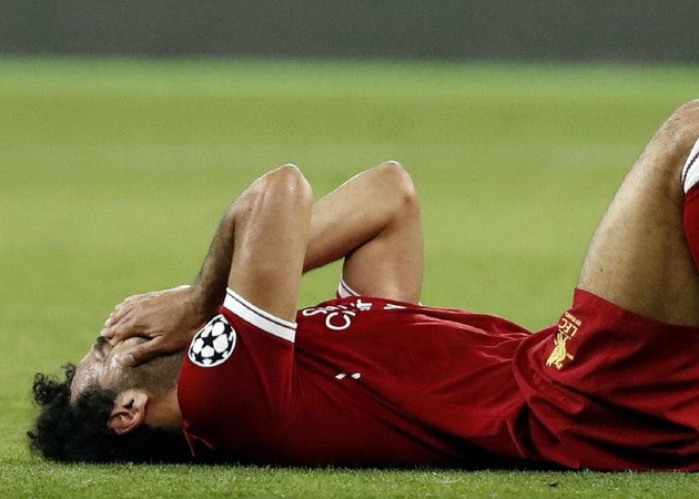 Salah có nguy cơ vắng mặt ở World Cup 2018 vì bị Ramos khóa tay ảnh 1