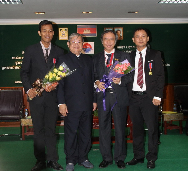 Campuchia trao Huân chương cho cán bộ Ngoại giao và Báo chí Việt Nam ảnh 3