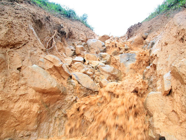 Tỉnh lộ 674 ngập trong hàng chục nghìn m3 đất, đá do sạt lở tràn xuống ảnh 1