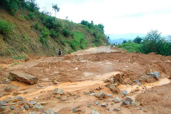 Tỉnh lộ 674 ngập trong hàng chục nghìn m3 đất, đá do sạt lở tràn xuống ảnh 2