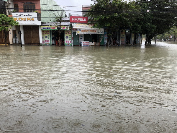 Mưa lớn ở Quảng Nam khiến hàng trăm nhà dân chìm trong biển nước ảnh 1