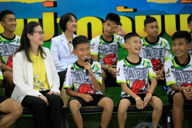 Đội bóng thiếu niên Thái Lan tại buổi họp báo. (Nguồn: Reuters) Đội bóng Thái đào hang tìm đường thoát, uống nước mưa để qua ngày ảnh 1