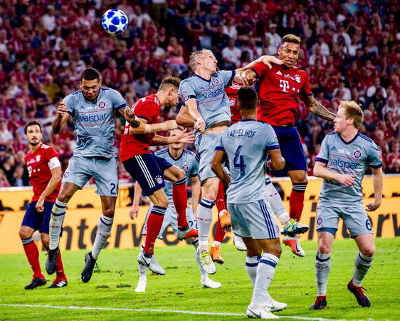 Schweinsteiger ghi bàn trong trận Bayern đánh bại Chicago Fire ảnh 15
