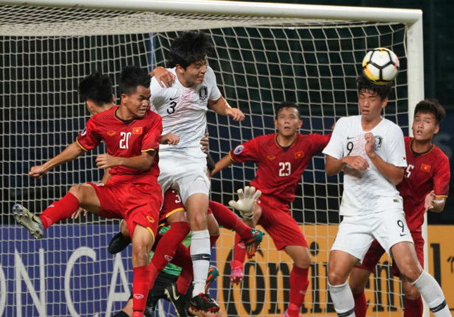 U19 Việt Nam (áo đỏ) chia tay giải U19 châu Á sau khi thua cả ba trận. (Nguồn: AFC) Tuyển U19 Việt Nam 3 lần bị phạt penalty trong ngày chia tay ảnh 1