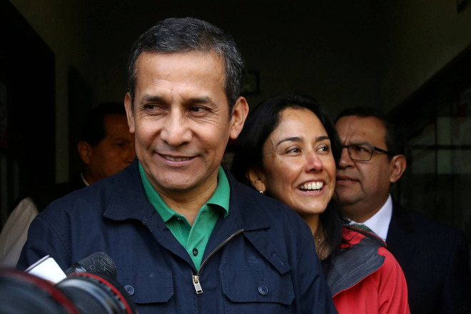 Cựu Tổng thống Ollanta Humala và vợ. (Nguồn: Reuters) Tòa án Hiến pháp Peru cho cựu Tổng thống Ollanta Humala tại ngoại ảnh 1
