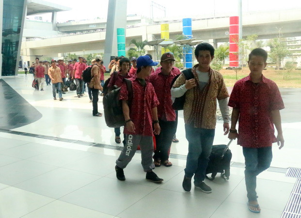 Indonesia trao trả 42 ngư dân Việt Nam qua đường hàng không ảnh 1