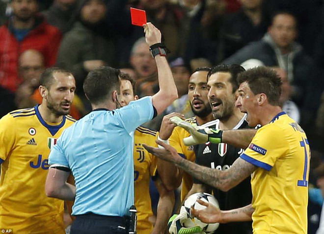Buffon bị truất quyền thi đấu sau tranh cãi. (Nguồn: AP) Gianluigi Buffon "nổi điên" sau khi Juventus bị loại đầy cay đắng ảnh 1