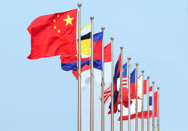 Cờ Trung Quốc và các nước ASEAN. (Nguồn: cariasean.org) Kim ngạch thương mại giữa Trung Quốc và ASEAN cao kỷ lục ảnh 1
