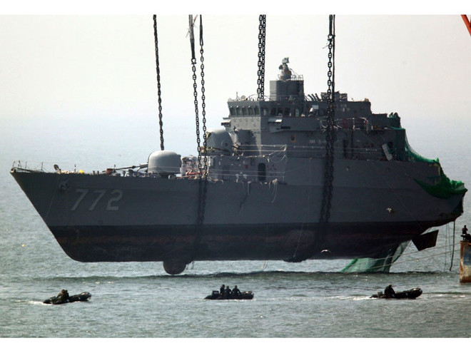 Tàu Cheonan của Hàn Quốc được trục vớt hồi tháng 4/2010. (Nguồn: Reuters) Triều Tiên kêu gọi Hàn Quốc điều tra lại vụ chìm tàu Cheonan ảnh 1
