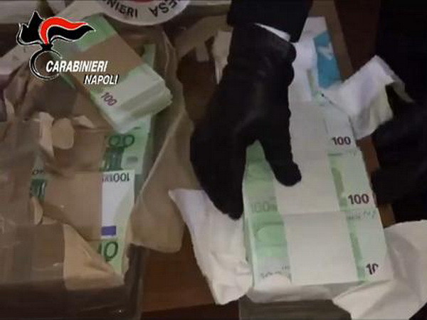 Cảnh sát Italy thu giữ lượng lớn euro giả trị giá 41 triệu euro ảnh 1