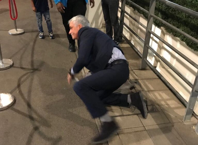 Cận cảnh tai nạn 'dở khóc dở cười' của HLV Jose Mourinho ảnh 1