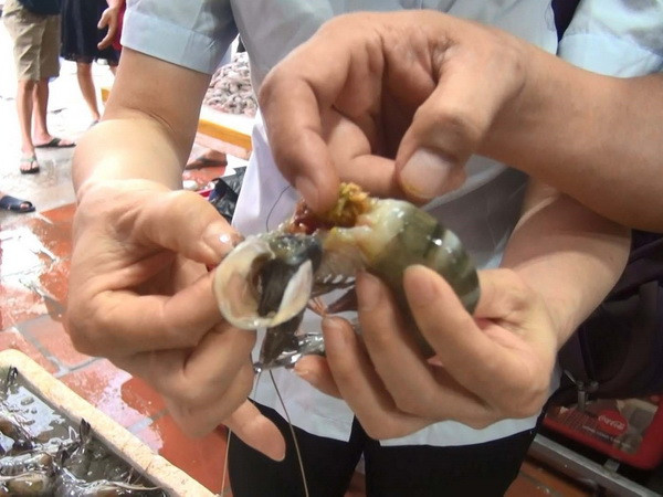 Phát hiện 2 cơ sở kinh doanh hải sản có bơm tạp chất vào tôm ảnh 2