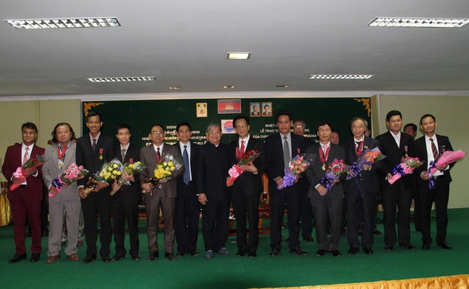 Campuchia trao Huân chương cho cán bộ Ngoại giao và Báo chí Việt Nam ảnh 1