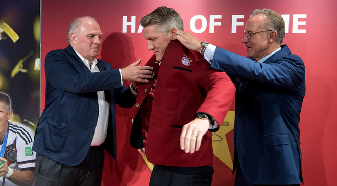 Bastian Schweinsteiger khoác lên mình chiếc áo dành cho những huyền thoại của FC Bayern Munich. (Nguồn: rp-online.de) Bastian Schweinsteiger được vinh danh là huyền thoại của Bayern ảnh 2