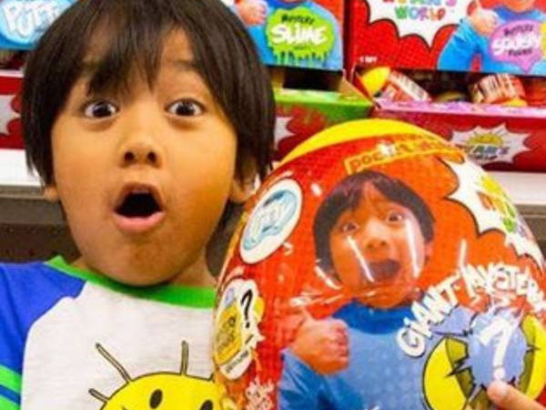 Ngỡ ngàng với cậu bé 7 tuổi kiếm 22 triệu USD nhờ YouTube ảnh 1