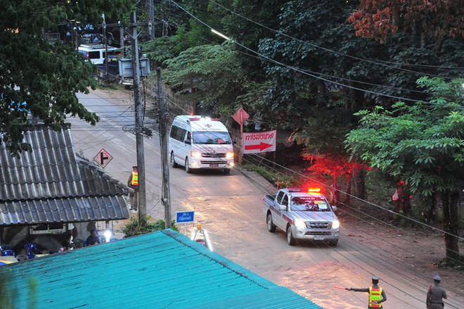 Thành viên thứ 6 của đội bóng thiếu niên Thái Lan được giải cứu ảnh 1