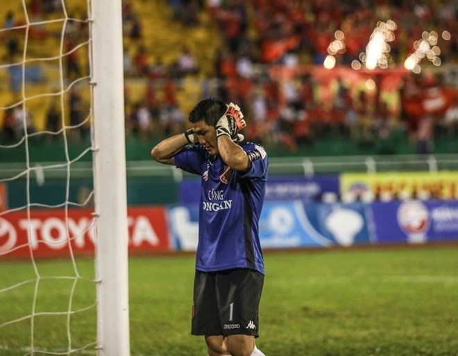 VFF quyết định giảm án cho thủ môn quay lưng bắt penalty ảnh 1