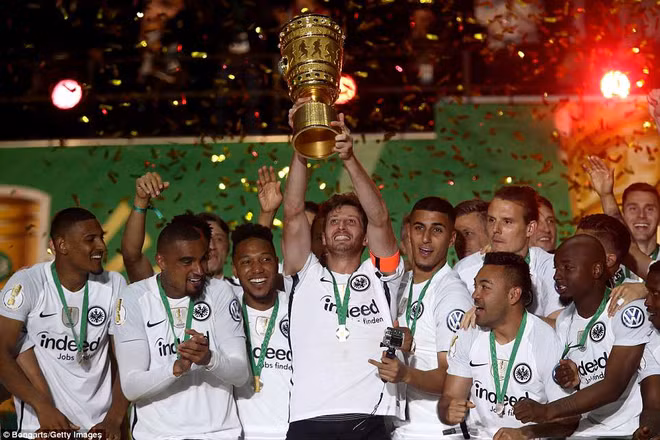Thắng sốc Bayern, Frankfurt giành DFB Cup sau 30 năm chờ đợi ảnh 1