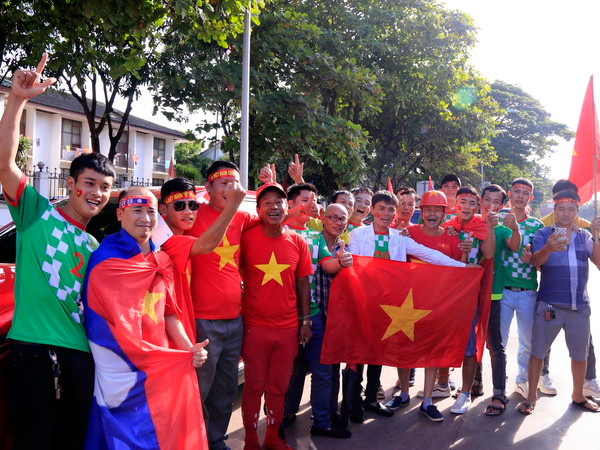 Cổ động viên hâm nóng bầu không khí trước trận Lào-Việt Nam ảnh 1