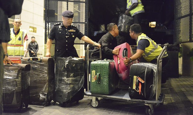 [Video] Malaysia thu 72 túi đầy tiền, trang sức từ nhà cựu Thủ tướng ảnh 1