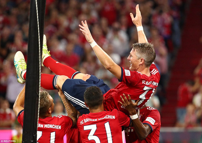 Schweinsteiger ghi bàn trong trận Bayern đánh bại Chicago Fire ảnh 1
