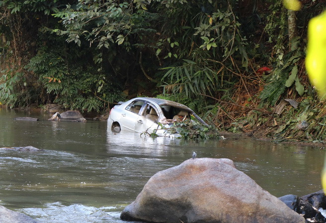 Ôtô lao xuống vực sâu, 3 người trong một gia đình thương vong ảnh 1