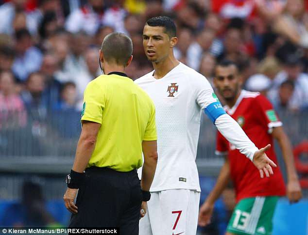 Cầu thủ Maroc tố trọng tài xin áo Ronaldo khi trận đấu đang diễn ra ảnh 1