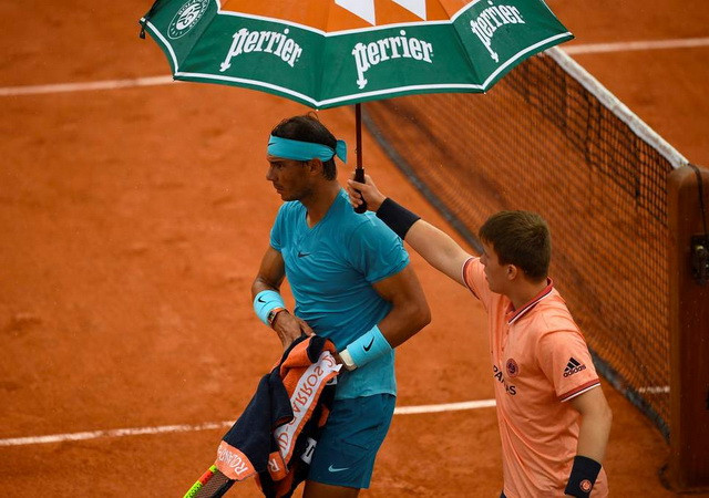 Roland Garros: Ông trời lại 'cứu' Rafael Nadal, Halep ngược dòng ảnh 1