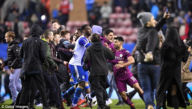 Aguero "nổi điên" với fan Wigan sau trận thua sốc của Man City ảnh 1