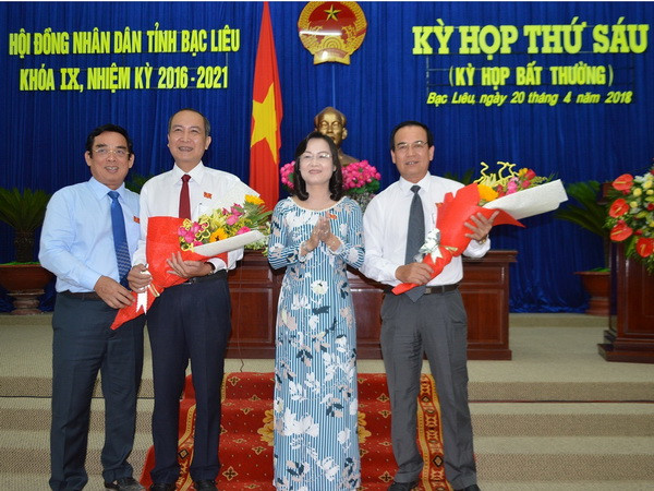 Bà Lê Thị Ái Nam, Phó Bí thư Thường trực Tỉnh ủy, Chủ tịch HĐND tỉnh Bạc Liêu, tặng hoa chúc mừng tân Phó Chủ tịch Thường trực HĐND tỉnh. (Ảnh: Huỳnh Sử/TTXVN) Bầu bổ sung Phó Chủ tịch Thường trực HĐND tỉnh Bạc Liêu ảnh 2