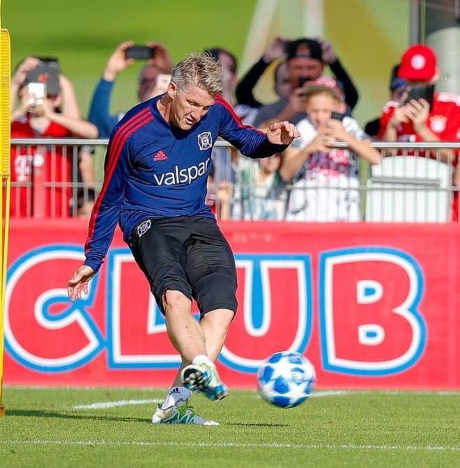 Hàng nghìn người hâm mộ mang đến điều bất ngờ cho Schweinsteiger ảnh 2