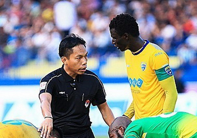 Thủ quân Pape Omar Faye của FLC Thanh Hóa nhận án phạt nặng ảnh 1