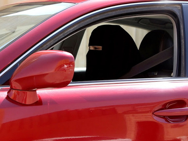 Saudi Arabia công bố thời điểm phụ nữ được phép lái xe ảnh 1