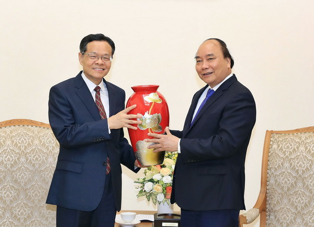 Thủ tướng Nguyễn Xuân Phúc tiếp đồng chí Trần Vũ, Chủ tịch Khu tự trị dân tộc Choang Quảng Tây, Trung Quốc đang có chuyến thăm và làm việc tại Việt Nam. (Ảnh: Thống Nhất/TTXVN) Thủ tướng Nguyễn Xuân Phúc tiếp Chủ tịch Khu tự trị dân tộc Choang ảnh 3