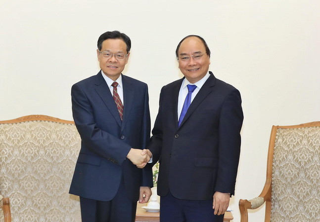 Thủ tướng Nguyễn Xuân Phúc tiếp đồng chí Trần Vũ, Chủ tịch Khu tự trị dân tộc Choang Quảng Tây, Trung Quốc đang có chuyến thăm và làm việc tại Việt Nam. (Ảnh: Thống Nhất/TTXVN) Thủ tướng Nguyễn Xuân Phúc tiếp Chủ tịch Khu tự trị dân tộc Choang ảnh 1