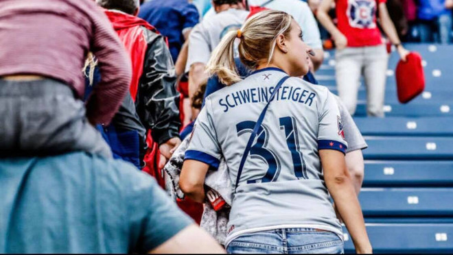 Hàng nghìn người hâm mộ mang đến điều bất ngờ cho Schweinsteiger ảnh 1