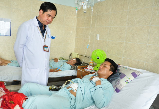 Bệnh nhân T.N.T đang được điều trị, phục hồi chức năng tại Bệnh viện đa khoa Đồng Nai. (Ảnh: Lê Xuân/TTXVN) Gắp và hút trên 800 con sán lá gan trong ống mật của bệnh nhân ảnh 1