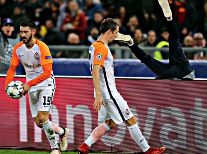 Tiền đạo Shakhtar có hành động phản cảm với người nhặt bóng ảnh 2