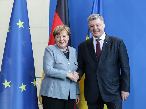 Tổng thống Ukraine Petro Poroshenko và Thủ tướng Đức Merkel. (Nguồn: THX/TTXVN) Đức nhấn mạnh vai trò của Ukraine ở dự án Dòng chảy phương Bắc 2 ảnh 1