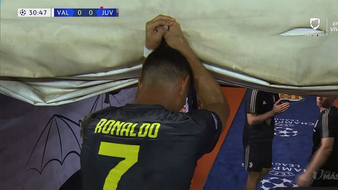 Ronaldo khóc nức nở khi phải rời sân với tấm thẻ đỏ trực tiếp ảnh 2