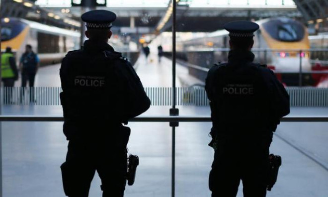 Anh bắt giữ 6 đối tượng tình nghi là thành viên một nhóm cực hữu ảnh 1