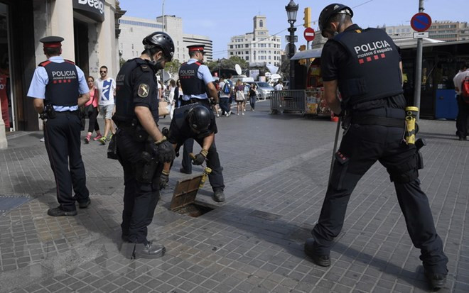 Loạt vụ tấn công tại Tây Ban Nha: Pháp bắt giữ thêm 3 nghi can ảnh 1