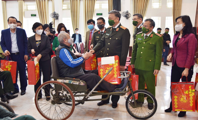 Bộ trưởng Bộ Công an thăm Trung tâm điều dưỡng thương binh Thuận Thành ảnh 1