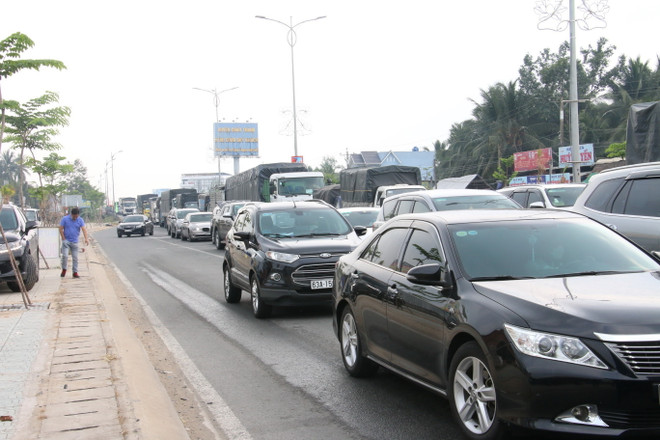 Giải tỏa ùn tắc giao thông qua cầu Rạch Miễu những ngày giáp Tết ảnh 1