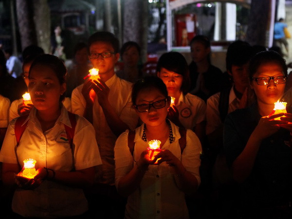 Cầu siêu tưởng niệm nạn nhân chết vì tai nạn giao thông ảnh 1