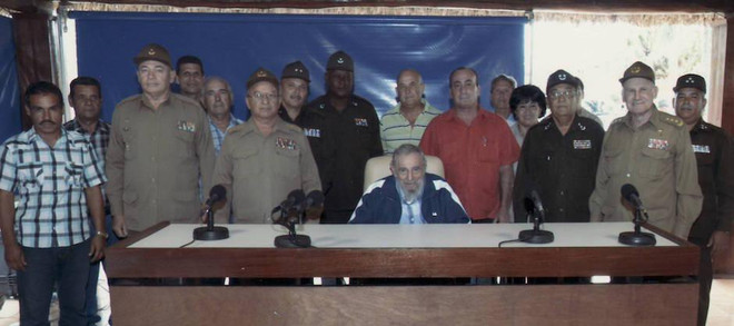 Lãnh tụ Fidel Castro gặp mặt quan chức quân đội tiêu biểu ảnh 1