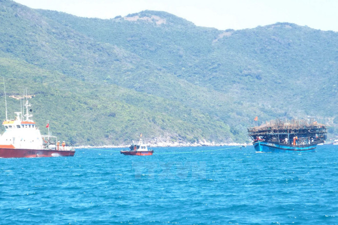 Tập trung cứu hộ một tàu cá bị sóng lớn đánh chìm ngoài khơi ảnh 1