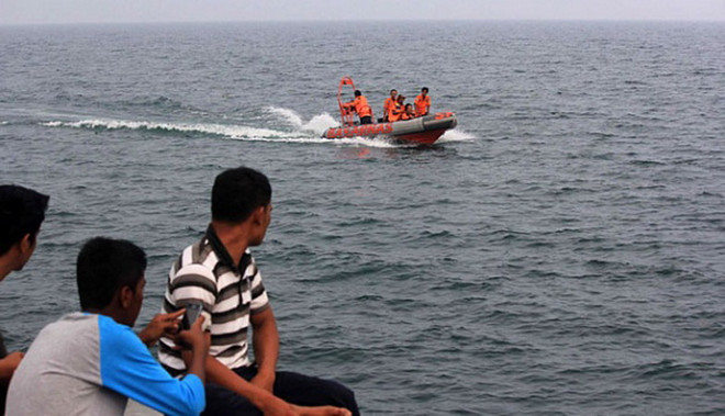 Indonesia chấm dứt tìm kiếm trực thăng bị rơi xuống hồ Toba ảnh 1